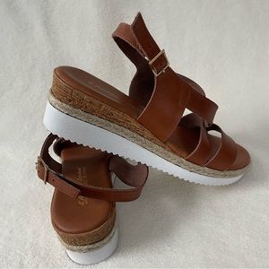 l'artigiano lucchese Brown leather strappy sandals.